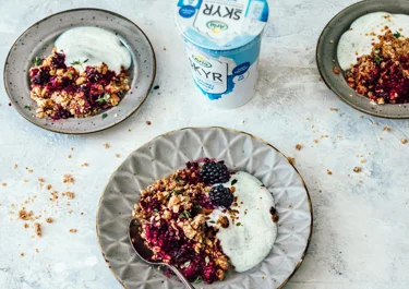 Blackberry crumble with Skyr