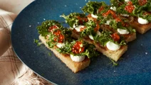 Smørstegt brød med grønkålschips og rogn