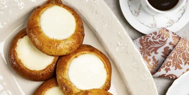 Sitruuna-rahkapunnus on täydellinen herkku esimerkiksi pääsiäisen ajan sesonkiin.