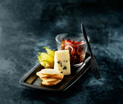 Blåmuggost, kjeks og rødløkskompott