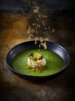 Ærtesuppe toppet med cremant, pocheret æg og Karamelsten