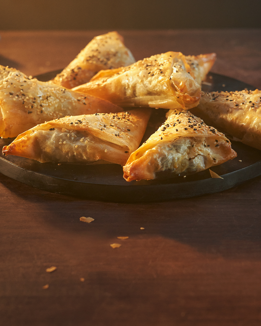 Saquitos filo vegetarianos con especias y salsa de yogur y eneldo