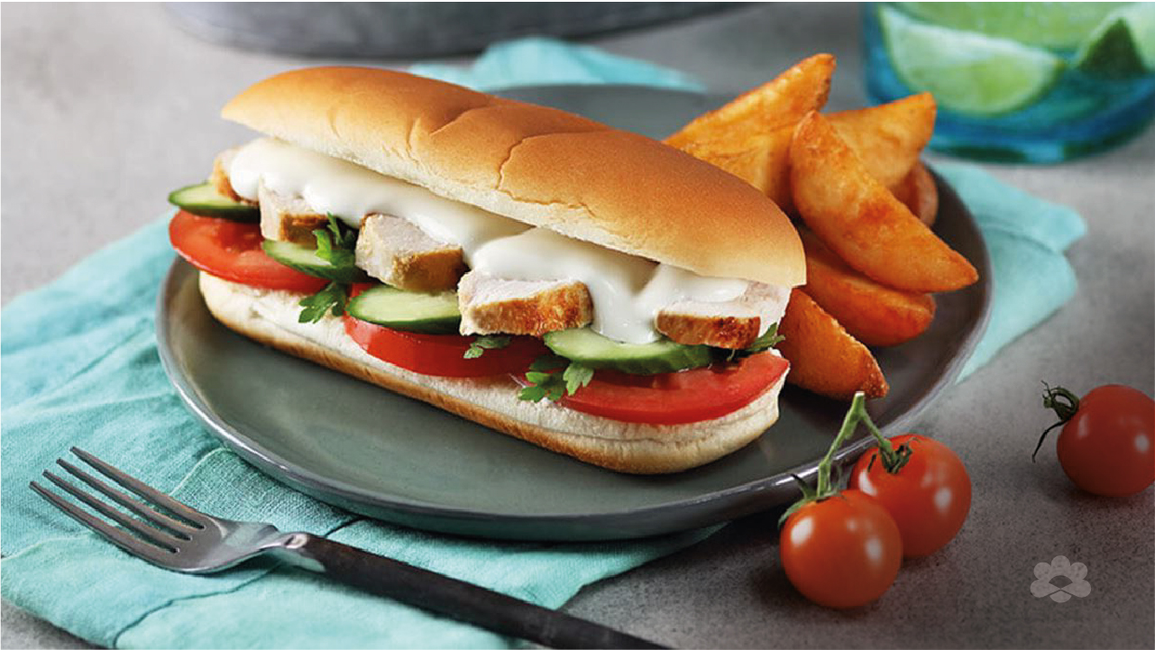 لفات جبنة الكريم مع قطع الدجاج المنقوعة باللبن والخضار الطازجة