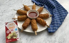 Saucisses sur bâtonnets au fromage de havarti crémeux Castello® cuites à la friteuse à air chaud