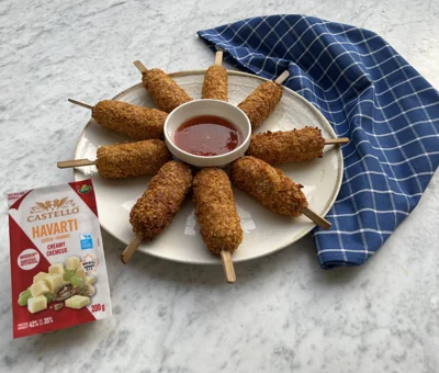 Saucisses sur bâtonnets au fromage de havarti crémeux Castello® cuites à la friteuse à air chaud