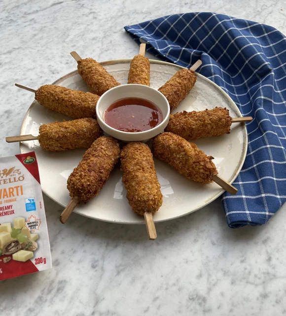 Saucisses sur bâtonnets au fromage de havarti crémeux Castello® cuites à la friteuse à air chaud