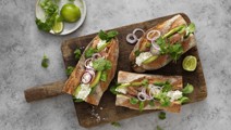 Baguette med cottage cheese, lax och wasabi