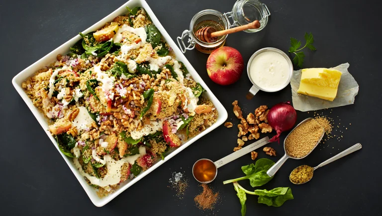 Couscous med stegte æbler, valnødder og cremet flødedressing
