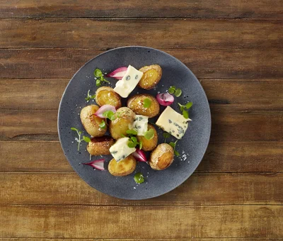 Ovnstegte kartofler med Creamy Blue og brøndkarse