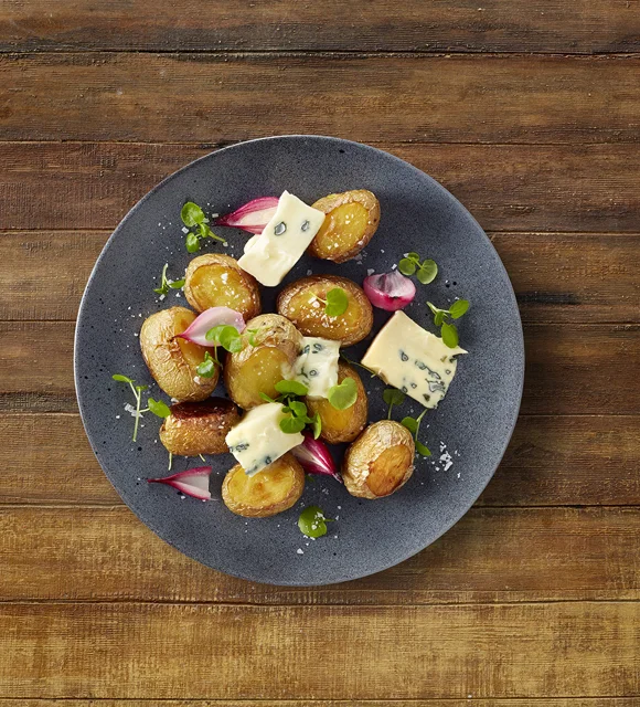 Pommes de terre au four avec fromage bleu et cresson
