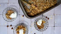 Apple crumble with oats