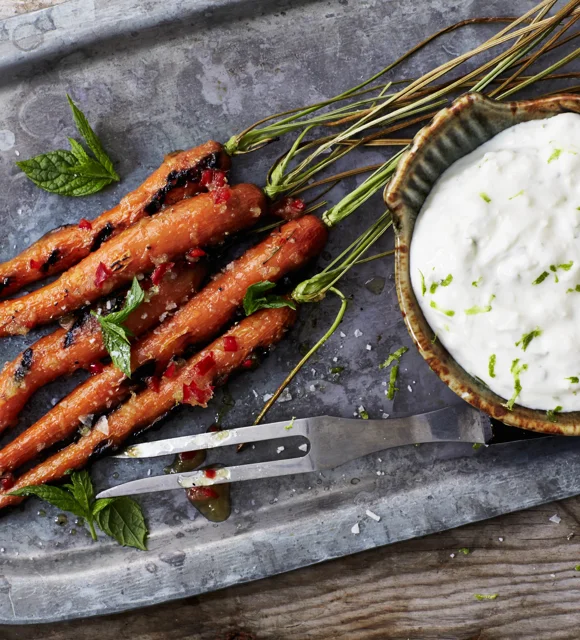 Gegrillte Karotten mit Honigglasur und Käsecreme