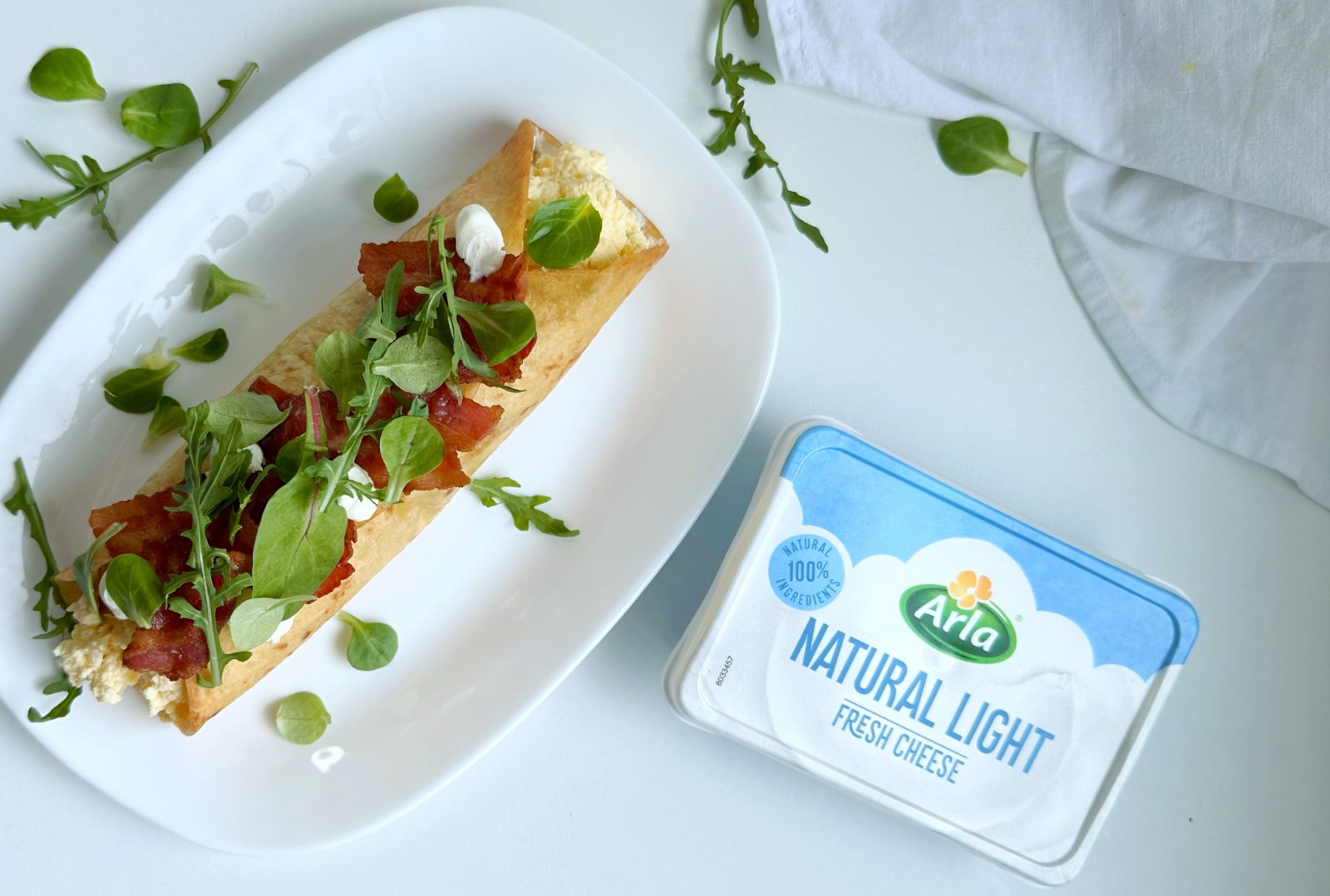 Cannoli crujiente con Arla queso de untar Light y huevos revueltos