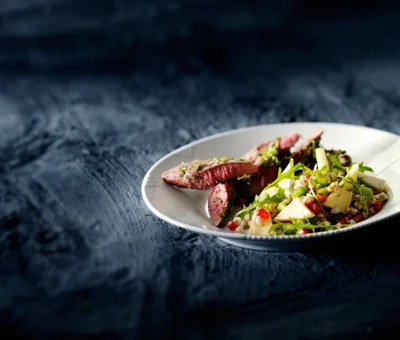 Lammebiff og Perlespeltsalat