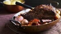 Långstekt fläskkarré med äpple och kanel