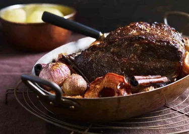 Långstekt fläskkarré med äpple och kanel