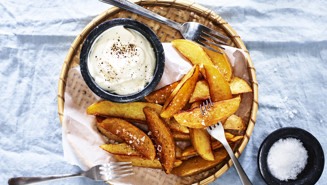 Potatisklyftor i ugn med vitlöksdipp