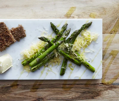 Grilled asparagus with Aged Havarti