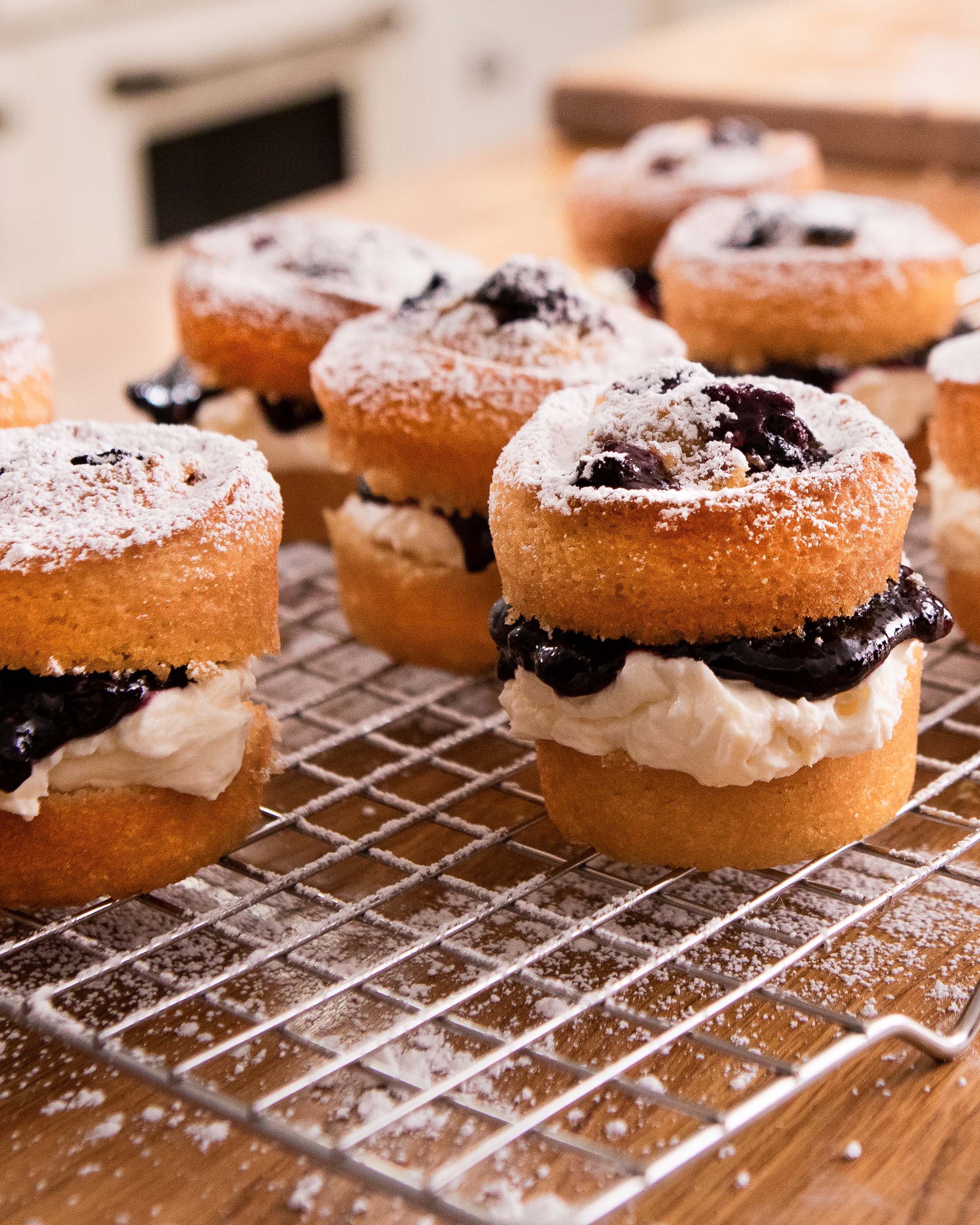 Μίνι Victoria cakes με λεμόνι και βατόμουρο