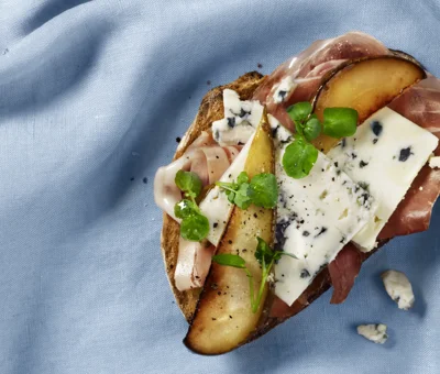 Sandwich ouvert au prosciutto et à la poire