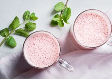 Aardbei, banaan en vanille eiwitsmoothie