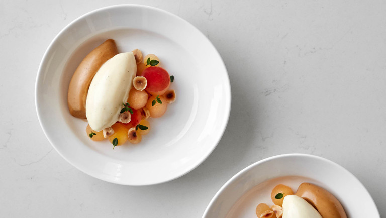 Ymer-is med æbler og creme på brunet smør