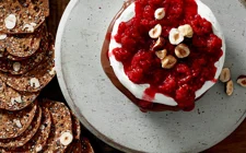 BRIE FOURRÉ AUX NOISETTES ET AU CHOCOLAT GARNI DE FRAMBOISES GRILLÉES
