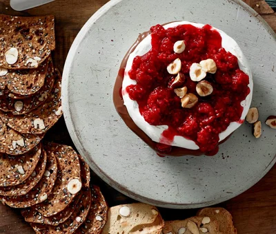 BRIE FOURRÉ AUX NOISETTES ET AU CHOCOLAT GARNI DE FRAMBOISES GRILLÉES
