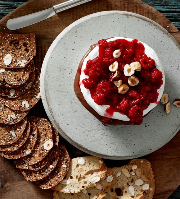 BRIE FOURRÉ AUX NOISETTES ET AU CHOCOLAT GARNI DE FRAMBOISES GRILLÉES