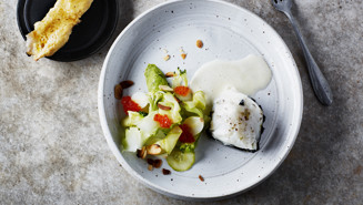 Noribakad hälleflundra, broccoli och gratinerad kungskrabba