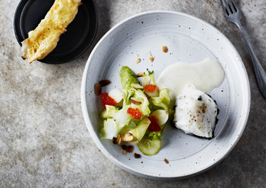 Noribakad hälleflundra, broccoli och gratinerad kungskrabba