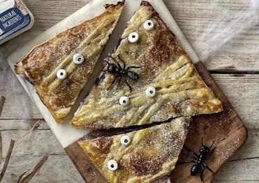 Trenza de Halloween con arándanos y queso crema