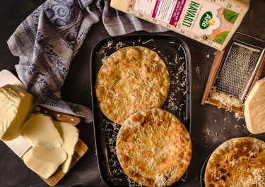 Πλακόπιτες τυρένιες με μέλι & κανέλα