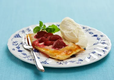Smördegsbakelser med jordgubbar