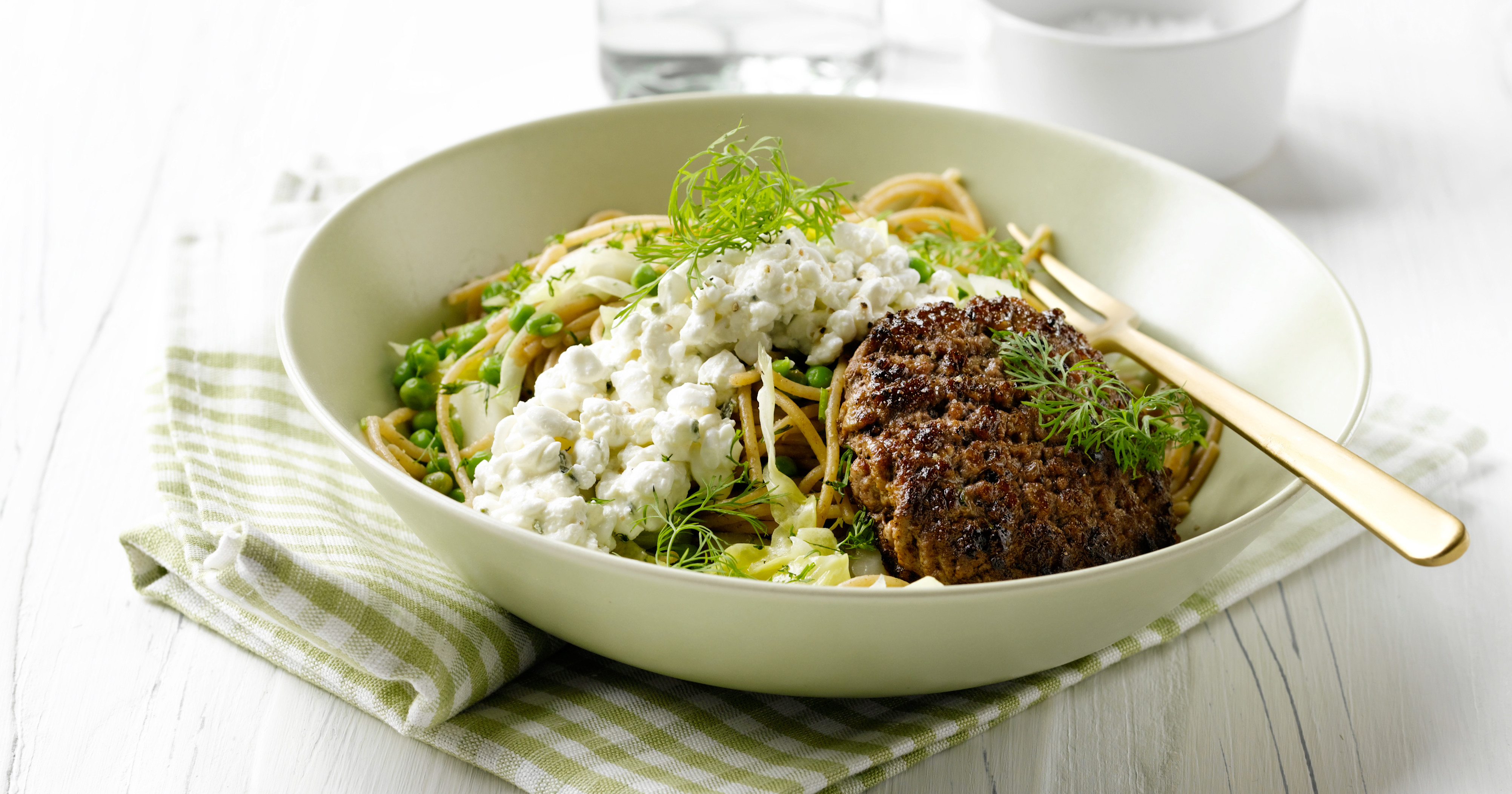 Spaghetti med grøntsager, bøffer og hytteost
