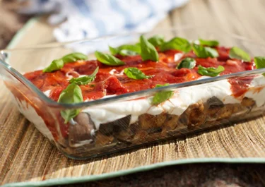Aubergine med vitlöksyoghurt och tomatsås