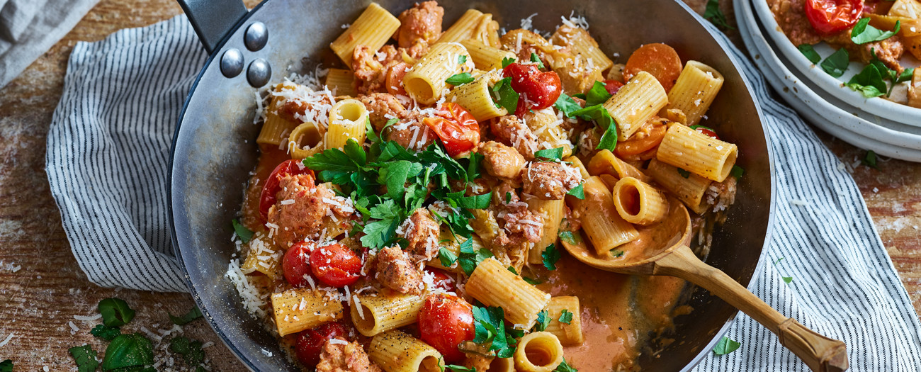 Salsicciapasta med tomatsås och örter