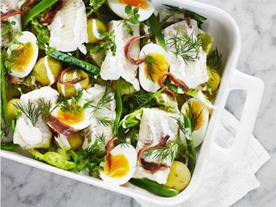 Så här gör jag alltid fisk, då blir den perfekt. Fisk ska tillagas varsamt och bakas på 70° kombi. Vid 47° innertemperatur är den glasig i mitten, saftig och härlig. Satsa på enkla tillbehör och fisk som inte går över, då blir gästerna nöjda.