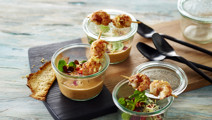 Äyriäiskeitto scampi-vartaiden kanssa