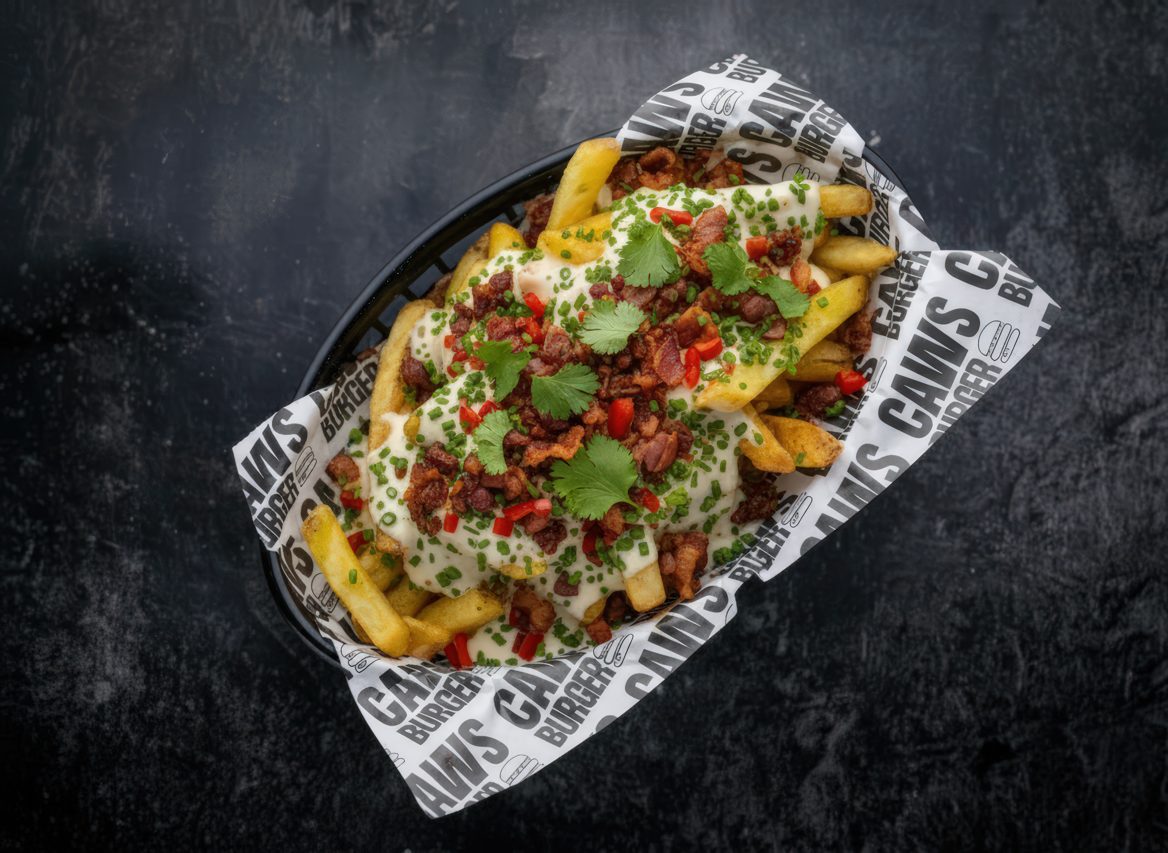 Loaded Fries mit Speck und Käsesoße 