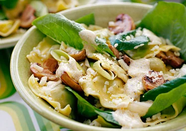 Varm pastasallad med pesto