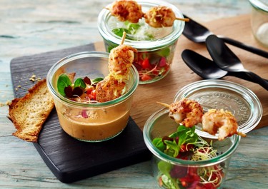 Zeevruchtensoep met scampi-spiesjes 