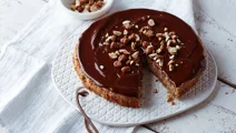Glutenfri hasselnötskaka med chokladglasyr