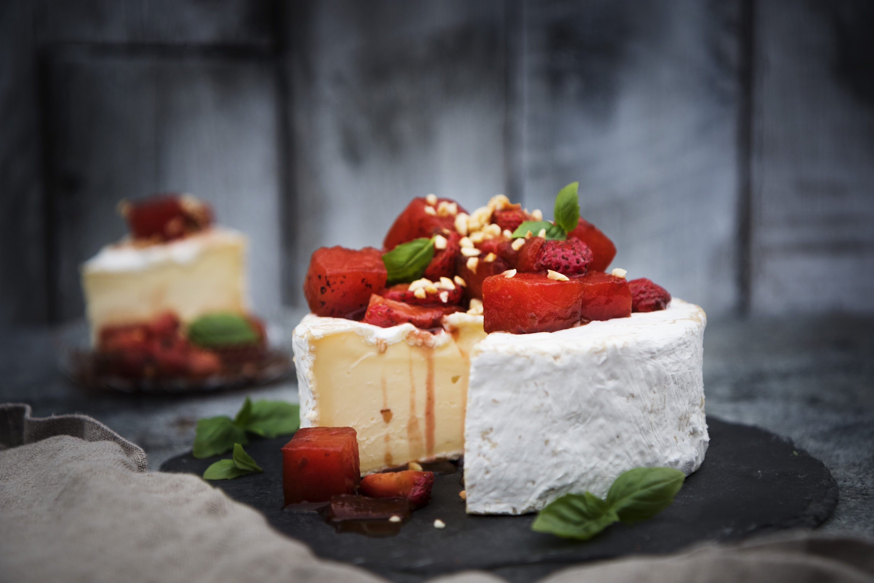 Brillat Savarin med balsamicostekt vattenmelon och jordgubbssalsa