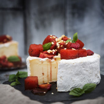Brillat Savarin med balsamicostekt vattenmelon och jordgubbssalsa