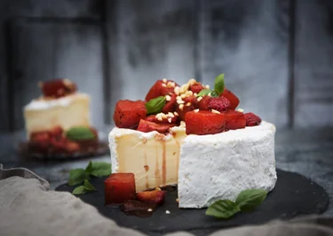 Brillat Savarin med balsamicostekt vattenmelon och jordgubbssalsa