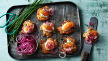 Blomkålsblinis med citronsyltede rødløg og kaviar