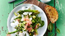 Salat med grillede grønne asparges og stenbiderrogn