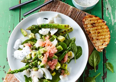 Salat med grillede grønne asparges og stenbiderrogn