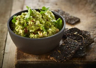 Avocadomousse met roggebroodchips